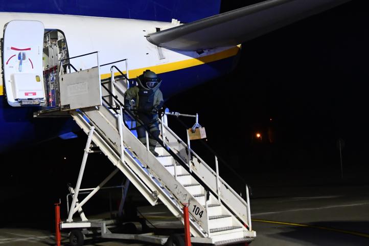 Ćwiczenia wrocławskich specjalsów na lotnisku (fot. Nadodrzański OSG)4