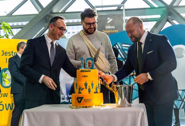10-milionowy pasażer w Porcie Lotniczym Kraków - krojenie tortu (fot. Kraków Airport)