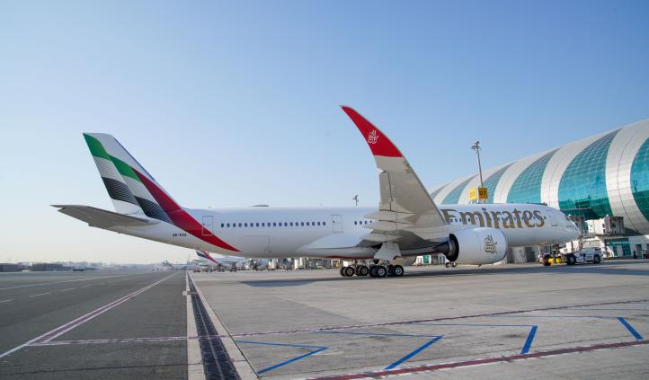 A350 linii lotniczych Emirates na lotnisku (fot. Emirates)2