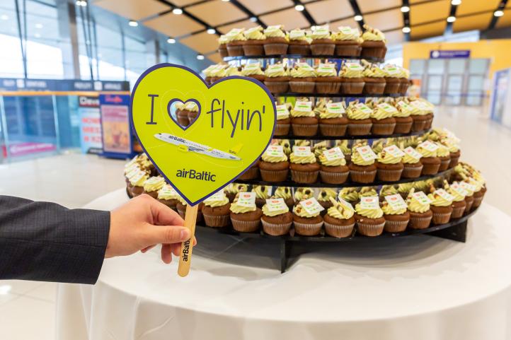 Air Baltic uruchomił połączenie z Rzeszowa do Rygi - słodkie niespodzianki dla pierwszych pasażerów (fot. materiały prasowe)
