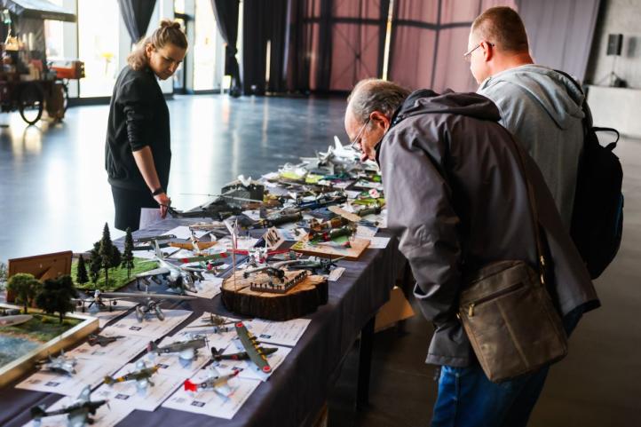 Ludzie zwiedzający wystawę konkursową modeli lotniczych w Gmachu Głównym Muzeum Lotnictwa Polskiego (fot. Muzeum Lotnictwa Polskiego)