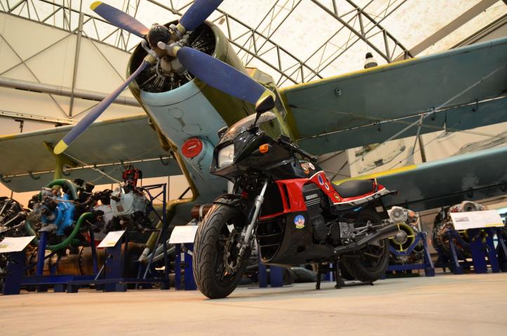 Motocykl z filmu 'Top Gun' w Muzeum Sił Powietrznych (fot. Marcin Kalbarczyk, MSP)3