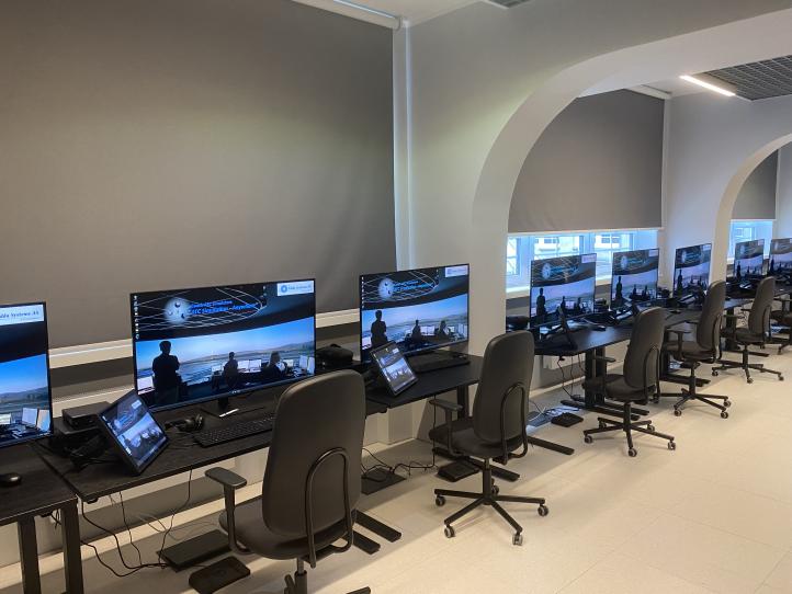 Nowy symulator ruchu lotniczego dla Akademickiego Ośrodka Szkolenia Personelu Służb Ruchu Lotniczego Politechniki Śląskiej (fot. GB Aircraft)2