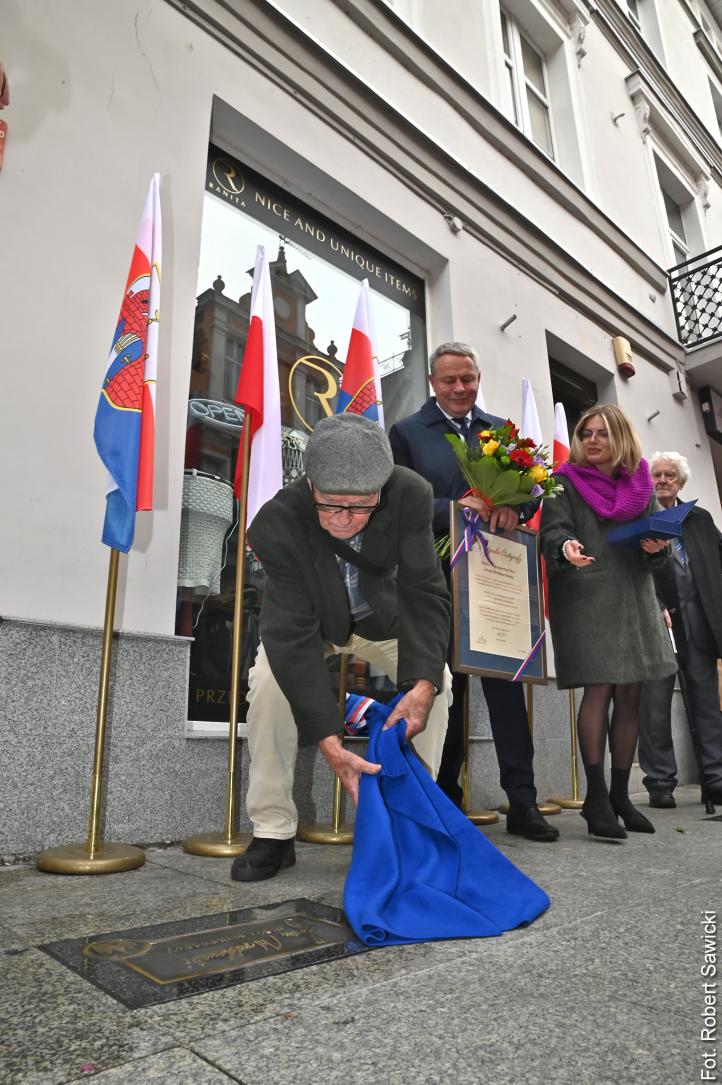 Odsłonięcie tablicy z podpisem Jana Wróblewskiego w Alei Autografów w Bydgoszczy (fot. Robert Sawicki)