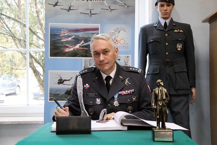 Płk dypl. pil. Krzysztof Stobiecki - uroczystość pożegnania Zastępcy Dowódcy 4SLSz (fot. Urszula Krzemińska)