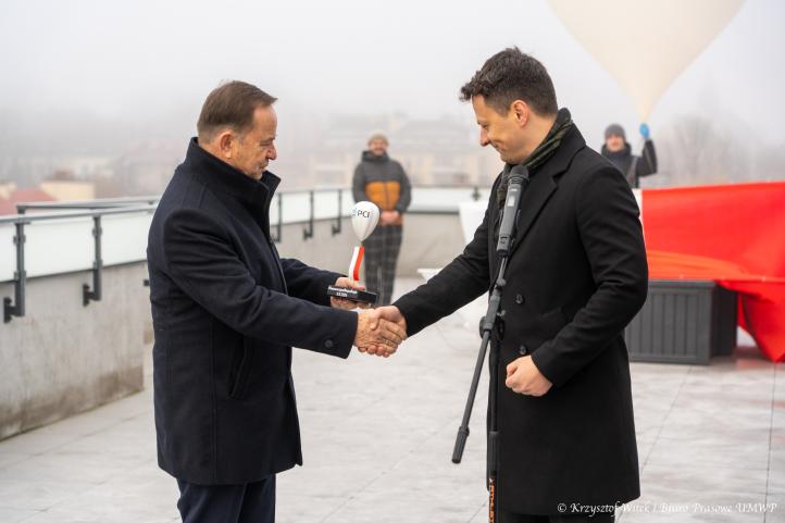 Podniebny hołd dla Niepodległej - niecodzienna inicjatywa PCI (fot. Krzysztof Witek, Biuro Prasowe UMWP)2