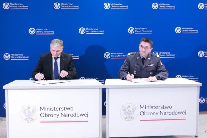 Podpisanie umowy na dostawę polskich dronów rozpoznawczych FlyEye dla wojska (fot. GRUPA WB)