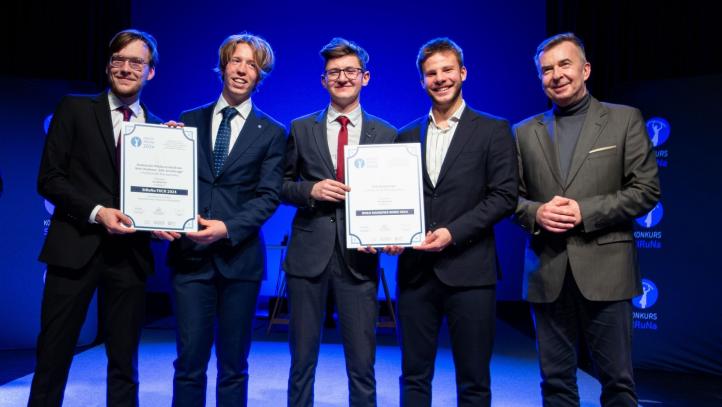 Studenci z Koła Naukowego SAE AeroDesign z Ministrem Nauki Dariuszem Wieczorkiem (fot. Politechnika Warszawska) Studenci z Koła Naukowego SAE AeroDesign z Ministrem Nauki Dariuszem Wieczorkiem (fot. Politechnika Warszawska)