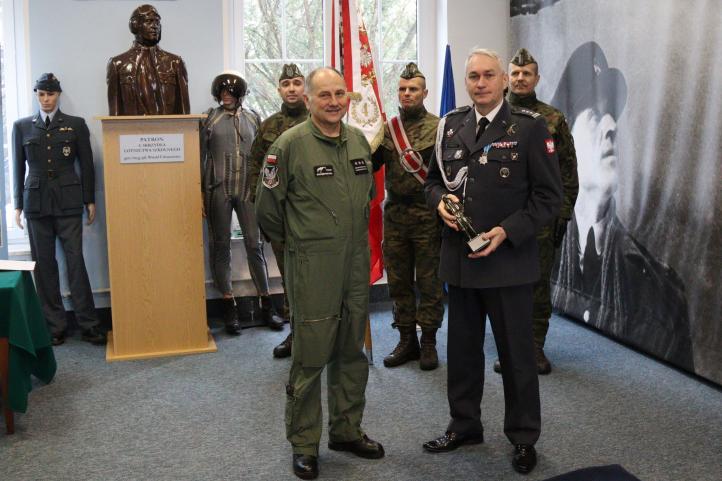 Uroczystość pożegnania płk dypl. pil. Krzysztofa Stobieckiego - Zastępcy Dowódcy 4SLSz (fot. Urszula Krzemińska)