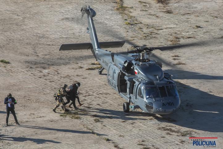 Wspólne ćwiczenia funkcjonariuszy CPKP 'BOA' i SOP z użyciem Black Hawka (fot. Jacek Herok, BKS KGP)3