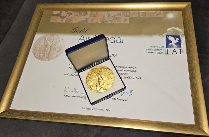 Złoty Medal Lotniczy FAI Sebastiana Kawy (fot. Sebastian Kawa, Facebook)