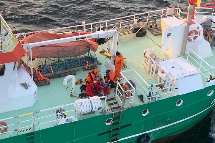 Akcja ratownicza na statku - widok ze śmigłowca W-3WARM Anakonda (fot. kmdr ppor. Marcin Braszak)