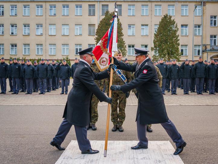 Ceremonia przekazania Sztandaru 23. BLT (fot. 23 Baza Lotnictwa Taktycznego)