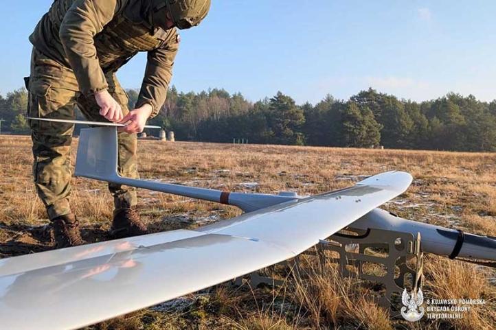 FlyEye w użyciu żołnierza wojsk obrony terytorialnej (fot. kpt. Paweł Banasiak)2