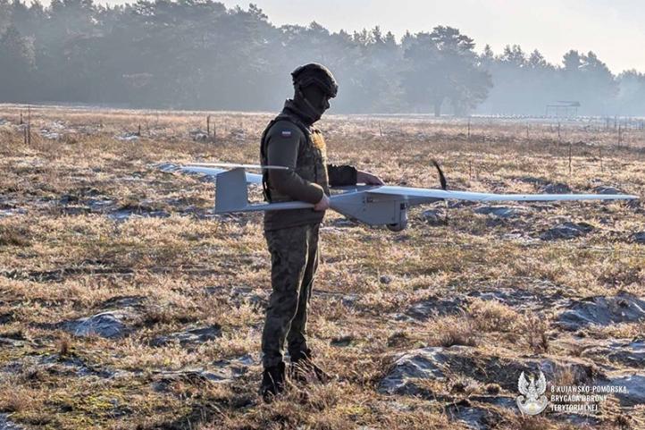 FlyEye w użyciu żołnierza wojsk obrony terytorialnej (fot. kpt. Paweł Banasiak)3