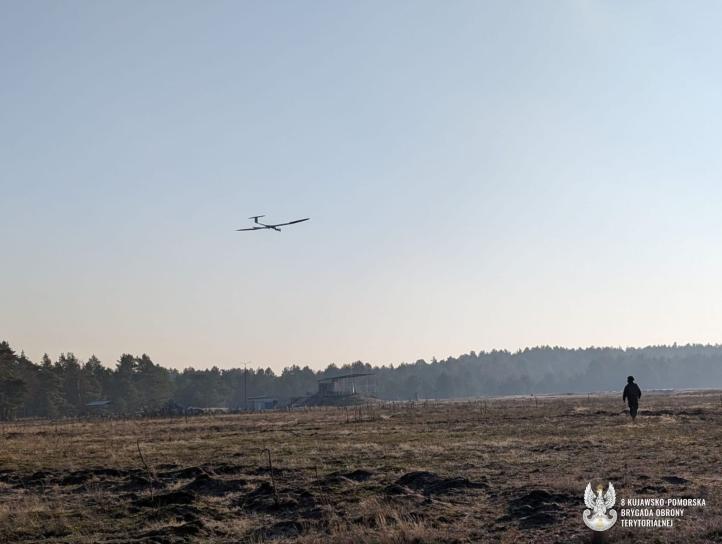 FlyEye w użyciu żołnierza wojsk obrony terytorialnej (fot. kpt. Paweł Banasiak)4