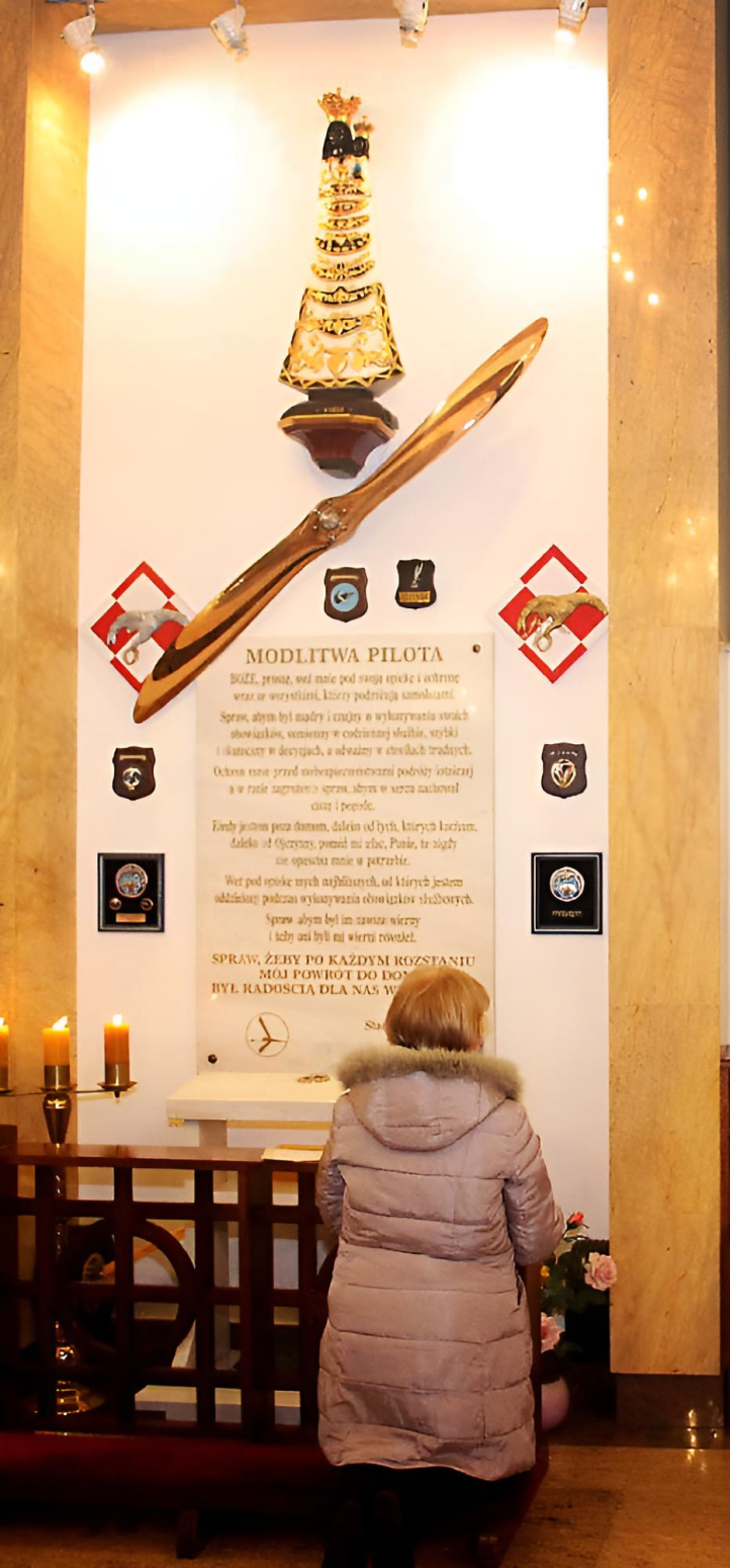 Kaplica Lotników, wzbogacona o elementy związane z lotnictwem w Sanktuarium Św. Ojca Pio w Warszawie (fot. Eugeniusz Rynkiewicz)