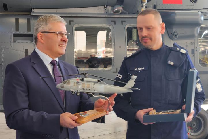 Komendant Główny Policji nadinsp. Marek Boroń, oficjalnie odebrał śmigłowiec S-70i Black Hawk, podczas wizyty w PZL Mielec (fot. Policja)2