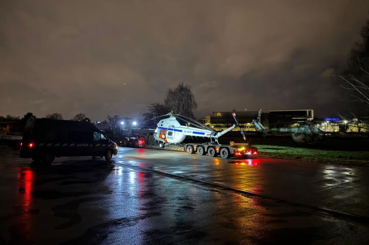Mi-2 - transport policyjnego śmigłowca (fot. Muzeum Lotnictwa Polskiego)