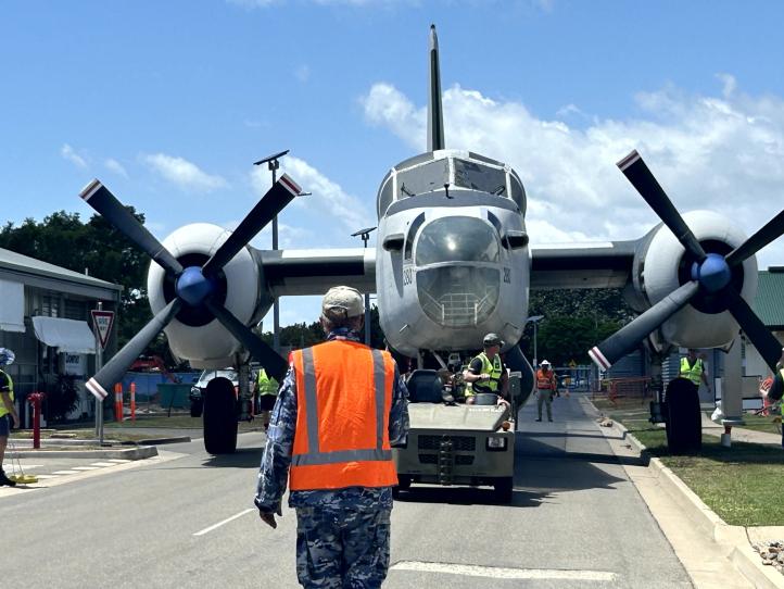 P2V-7 Neptune A89-280 z bazy RAAF Townsville - transport do hangaru (fot. Royal Australian Air Force)