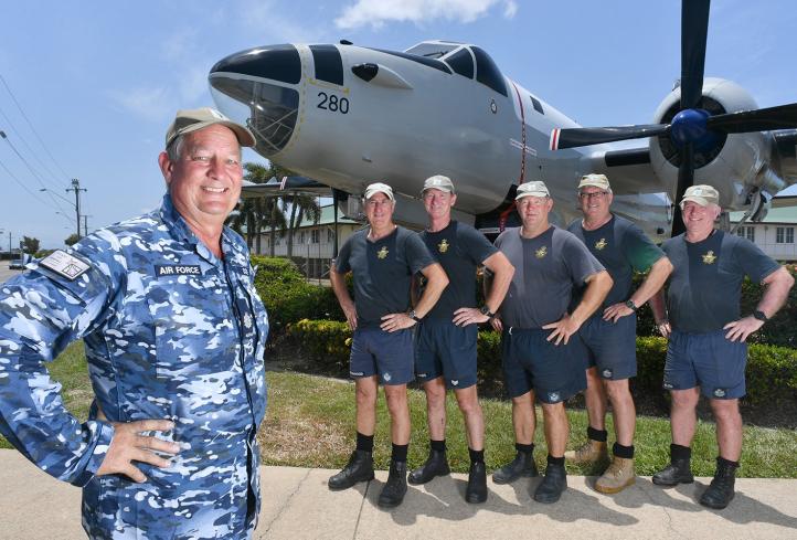 P2V-7 Neptune A89-280 z bazy RAAF Townsville i część ekipy, która dokonała renowacji (fot. Royal Australian Air Force)