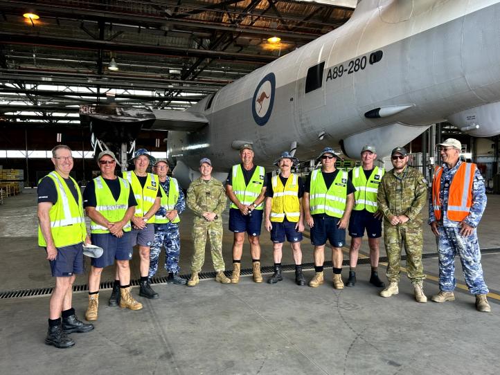 P2V-7 Neptune A89-280 z bazy RAAF Townsville i część ekipy, która dokonała renowacji (fot. Royal Australian Air Force)2