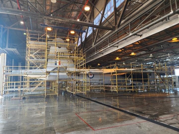 P2V-7 Neptune A89-280 z bazy RAAF Townsville w hangarze otoczony rusztowaniem (fot. Royal Australian Air Force)