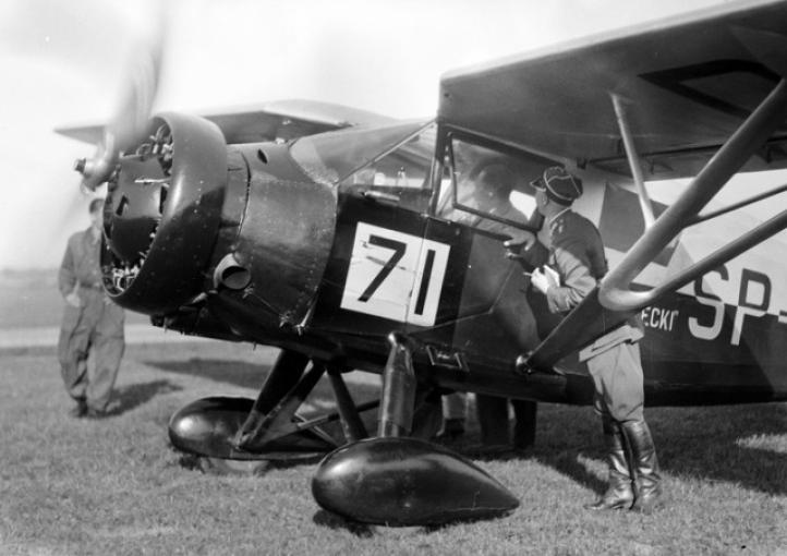 Pilot Jerzy Bajan w samolocie RWD-9S (fot. Datka Czesław, Narodowe Archiwum Cyfrowe) Pilot Jerzy Bajan w samolocie RWD-9S (fot. Datka Czesław, Narodowe Archiwum Cyfrowe)