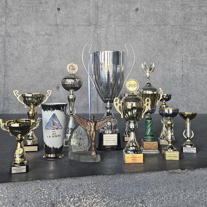 Puchary braci Wieczorków przekazane do Muzeum Lotnictwa Polskiego w Krakowie (fot. Muzeum Lotnictwa Polskiego)2