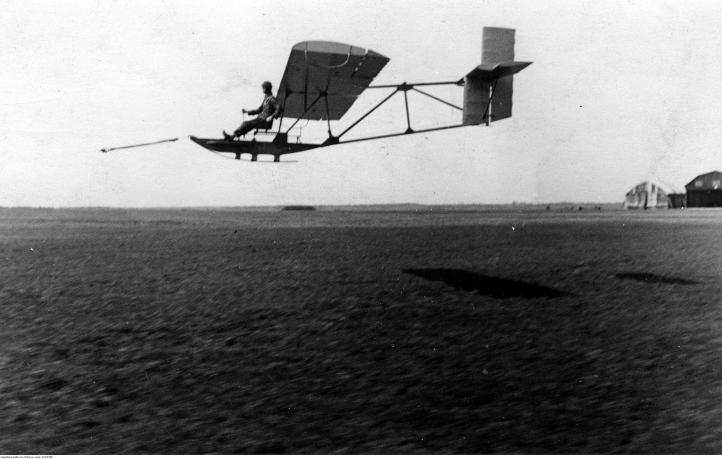 Szczepan Grzeszczyk oblatuje szybowiec CW-III Wacława Czerwińskiego (fot. autor nieznany, Domena publiczna, Wikimedia Commons)