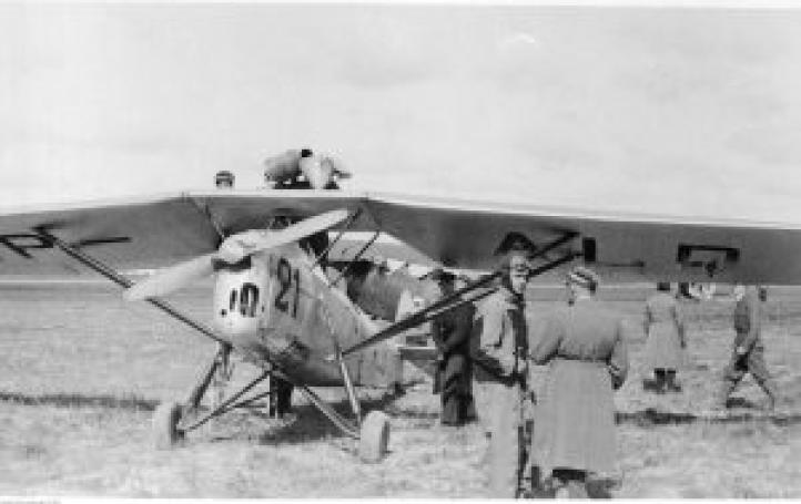 Szczepan Grzeszczyk przy samolocie RWD-8 (fot. Muzeum Lotnictwa Polskiego w Krakowie)