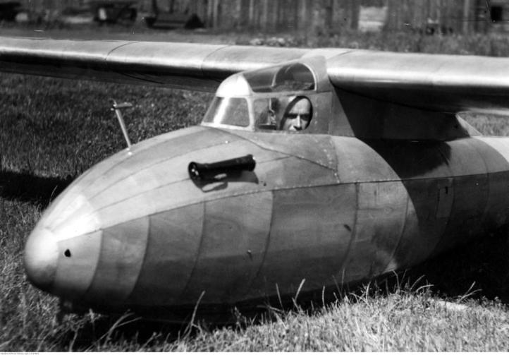 Szczepan Grzeszczyk w kabinie szybowca SG-3 (fot. Muzeum Lotnictwa Polskiego w Krakowie)