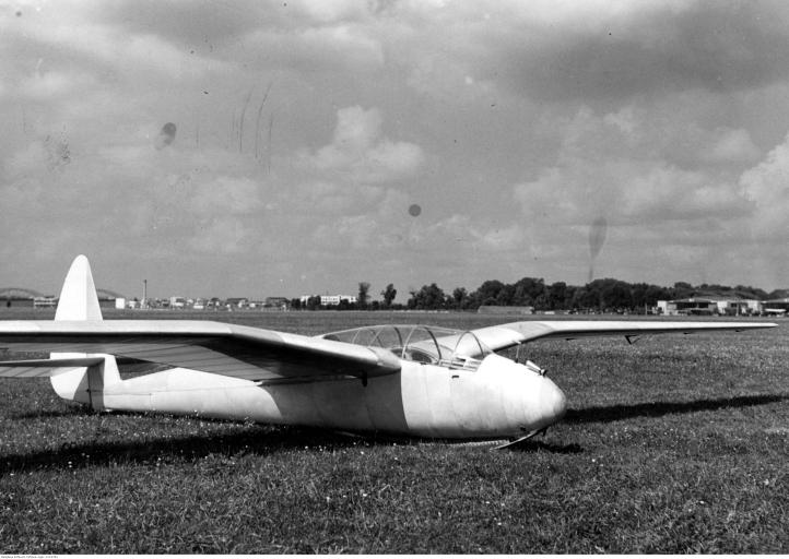 Szybowiec 'Mewa' konstrukcji Antoniego Kocjana i Szczepana Grzeszczyka na płycie lotniska Okęcie (fot. Jan Ryś, Domena publiczna, Wikimedia Commons)