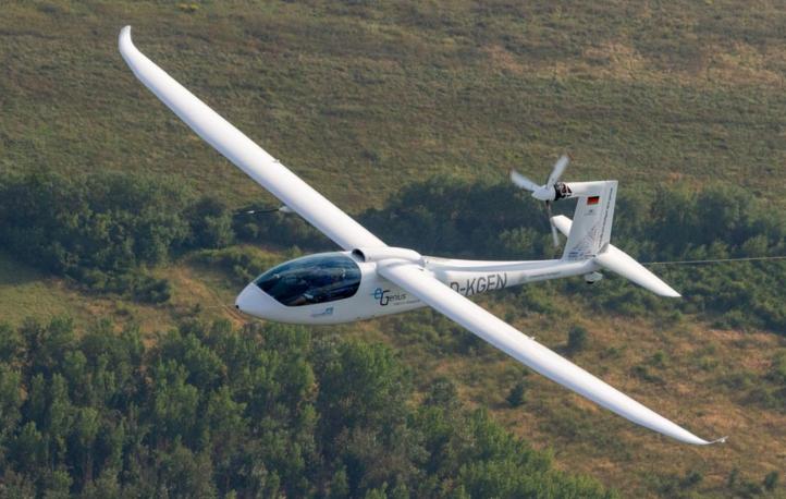 Testy holowania szybowca przez samolot elektryczny