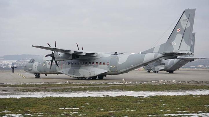 C-295M na płycie lotniska zimą (fot. Jacek Szustakowski)
