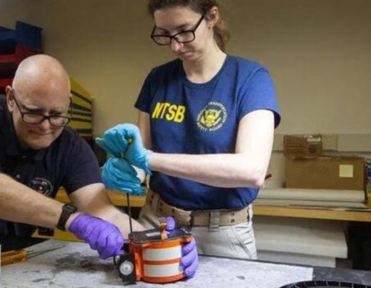 Czarna skrzynka CRJ-700 American Airlines, fot. NTSB