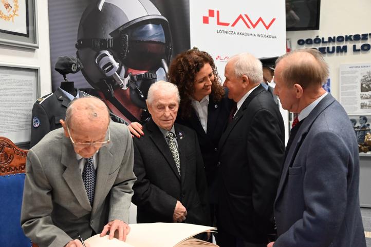 Formacja 1000. Lotnicza defilada we wspomnieniach pilotów - premiera filmu (fot. J. Zagożdżon - MSP, K. Kasprzak - MSP)2