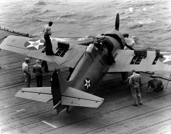 Grumman F4F Wildcat na pokładzie lotniskowca USS Enterprise, testowanie karabinów maszynowych (fot. US Navy Employee, Domena publiczna, Wikimedia Commons)