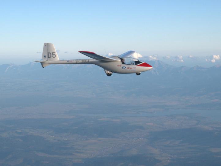 PW-5 podczas lotu falowego (fot. Kawior, CC BY-SA 3.0, Wikimedia Commons)