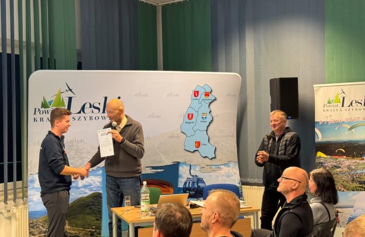 Wręczenie nominacji do polskiej kadry narodowej w szybownictwie studentowi Filipowi Durdzie (fot. A. Bulanda)