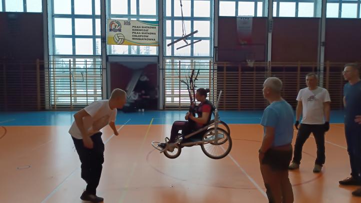 Zajęcia paralotniowe Fundacji Podaj Dalej (fot. Fundacja Podaj Dalej)2