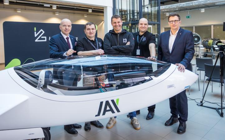 Dr inż. Paweł Stężycki przy szybowcu I-45 JAY (fot. Daniel Puciłowski)
