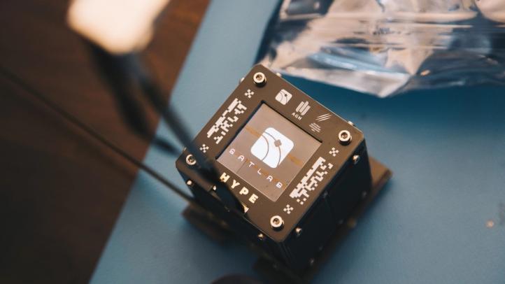 Ekran HYPE'a i skierowana na niego kamera (fot. KSAF AGH)