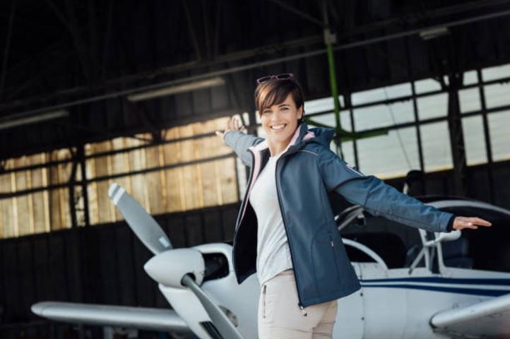 Kobieta przed samolotem (fot. Grzegorz Brychczyński)