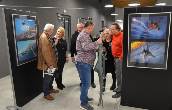 Mł. chor. Krzysztofa Kocierza opowiada o wystawie (fot. 8 Baza Lotnictwa Transportowego)