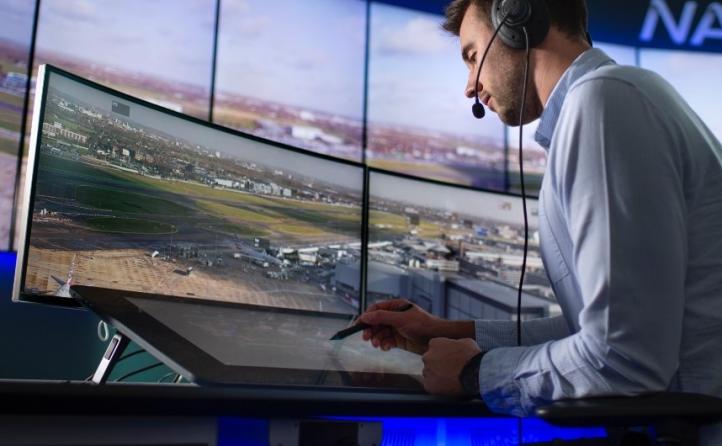 Obraz z kamer będzie wyświetlany kontrolerom ruchu naziemnego na nowych ekranach 4K w wieży kontroli lotów (fot. NATS)