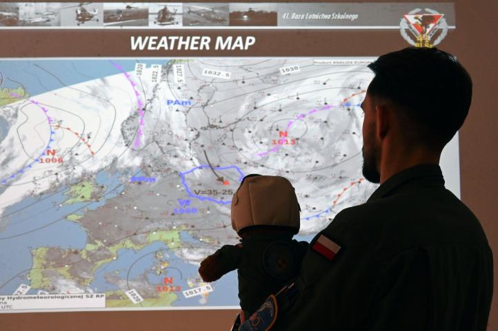 Praktyczne szkolenie lotnicze Pilota Misia w 4SLSz (fot. Urszula Krzemińska)2