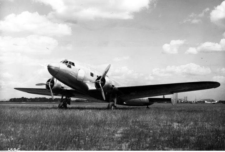 Prototyp samolotu komunikacyjnego PZL.44 Wicher na lotnisku (fot. Autor nieznany, Domena publiczna, Wikimedia Commons)