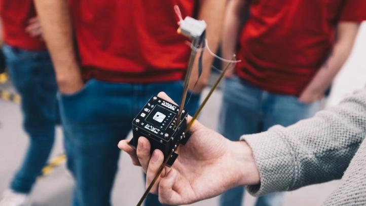 Satelita HYPE z rozłożonymi antenami i selfie stickiem (fot. KSAF AGH)