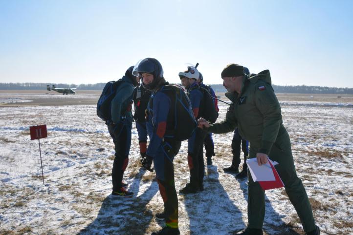 Skoki spadochronowe podczas zgrupowania instruktorów spadochronowych (fot. Anna Kuna)2